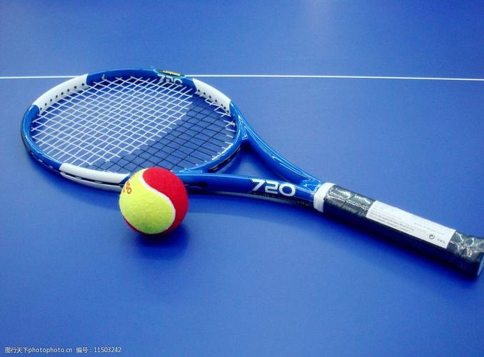 关键词:网球与网球拍 网球 网球拍 白色 黑色 蓝色背景 体育用品 生活